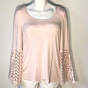 Monroe & Main SZ M  light pink scoop neck t-shirt crochet lace sleeve detail